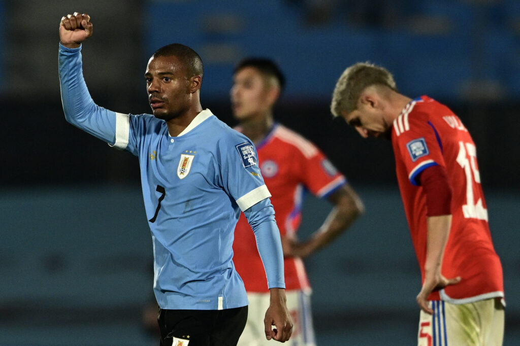 De La Cruz comemora gol pelo Uruguai contra o Chile; volante do Flamengo, Pulgar foi titular no confronto