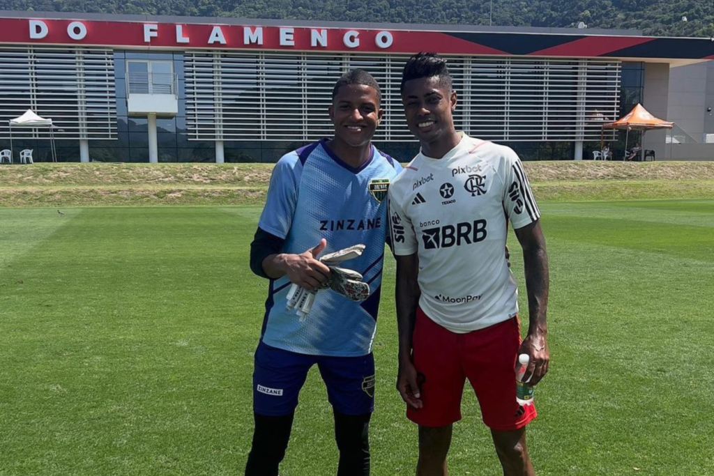 Jogadores do Zinza tietam atletas do Flamengo após jogo-treino no Ninho do Urubu