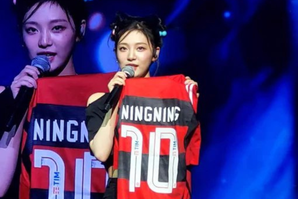 Ningning, do grupo Aespa, viraliza ao mostrar camisa do Flamengo durante show