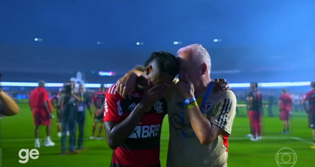 Dorival Júnior consola Bruno Henrique após vice do Flamengo na Copa do Brasil; Jorge Sampaoli deixou campo após fim do jogo