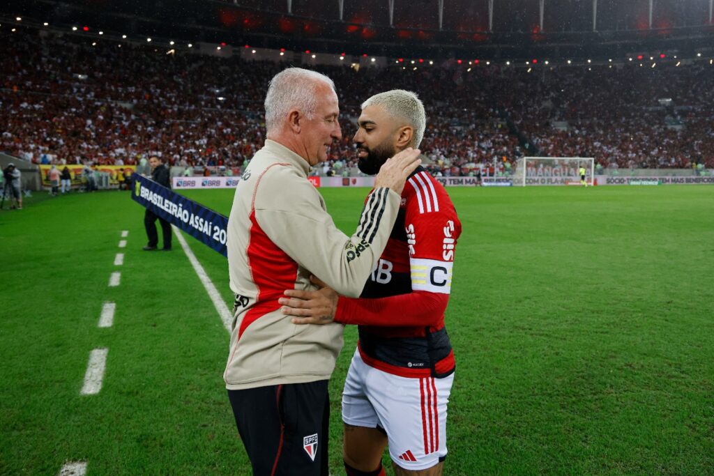 Gabigol abraça Dorival antes de Flamengo e São Paulo se enfrentam neste domingo (17) em jogo de ida da final da Copa do Brasil 2023