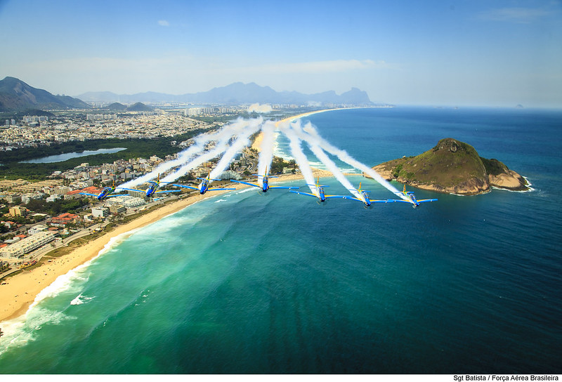 Esquadrilha da Fumaça faz sobrevoo no Rio de Janeiro; Aviões da Força Aérea farão voo antes de final da Copa do Brasil