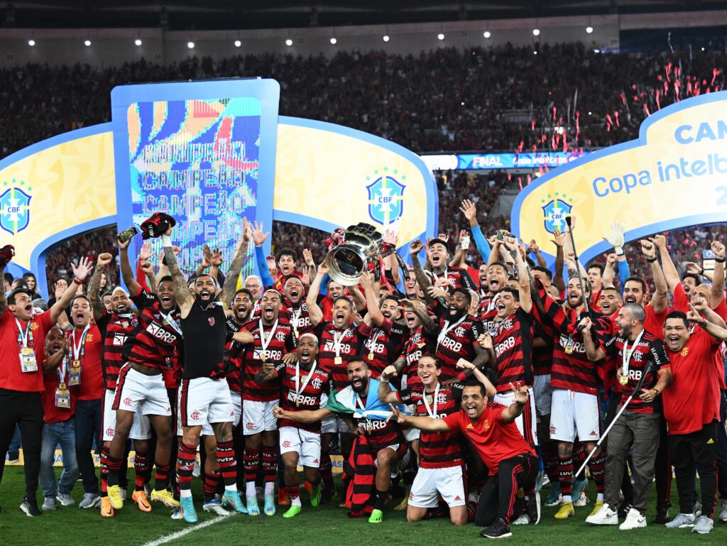 Flamengo levanta taça da Copa do Brasil 2022; clube disponibilizou finais histórias do torneio no catálogo da Fla TV