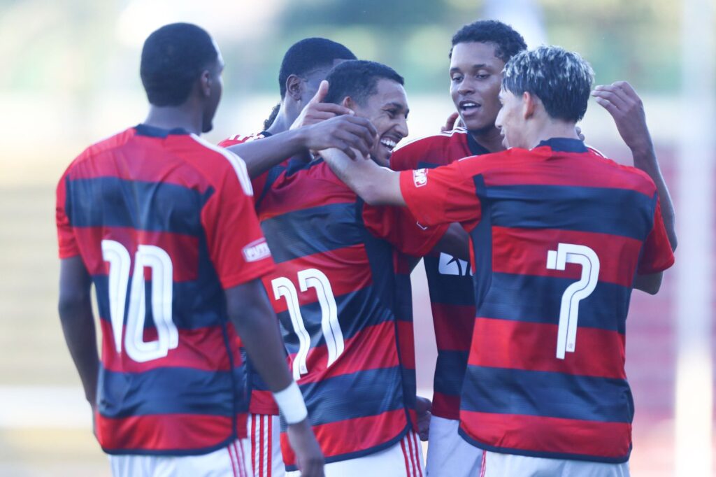 Flamengo comemora gol no Sub-20