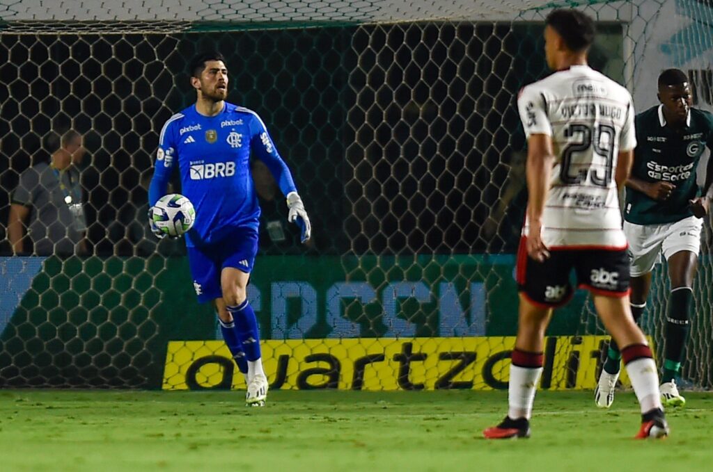 Rossi em campo pelo Flamengo; goleiro titular na Copa do Brasil e as últimas notícias
