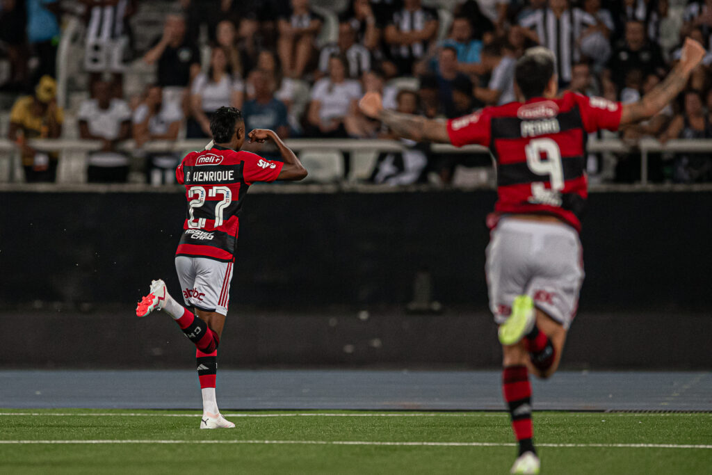 Bruno Henrique comemora o gol da vitória do Flamengo sobre o Botafogo