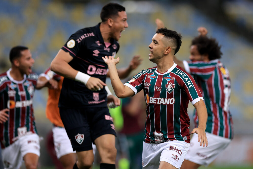 Fluminense vence e ultrapassa Flamengo no Brasileirão