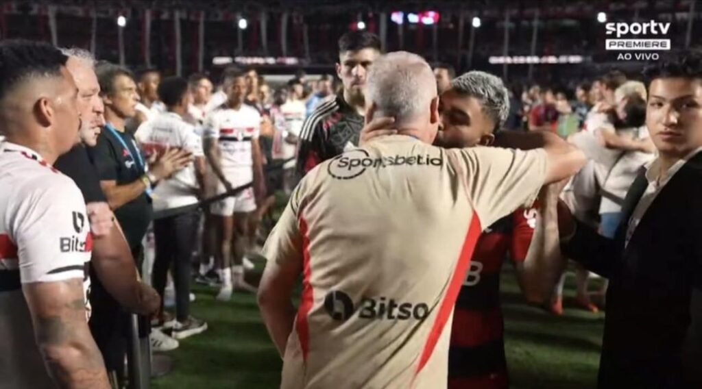 Gabigol beija Dorival após vice no Morumbi