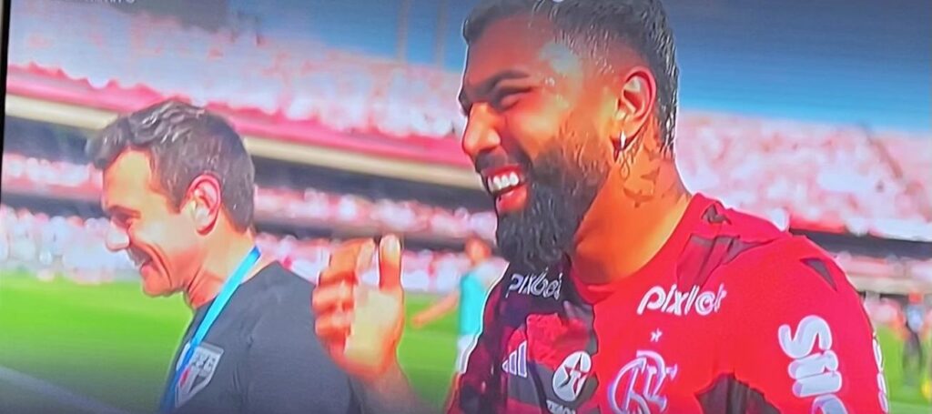 Gabigol ri antes de Flamengo x São Paulo pela final da Copa do Brasil