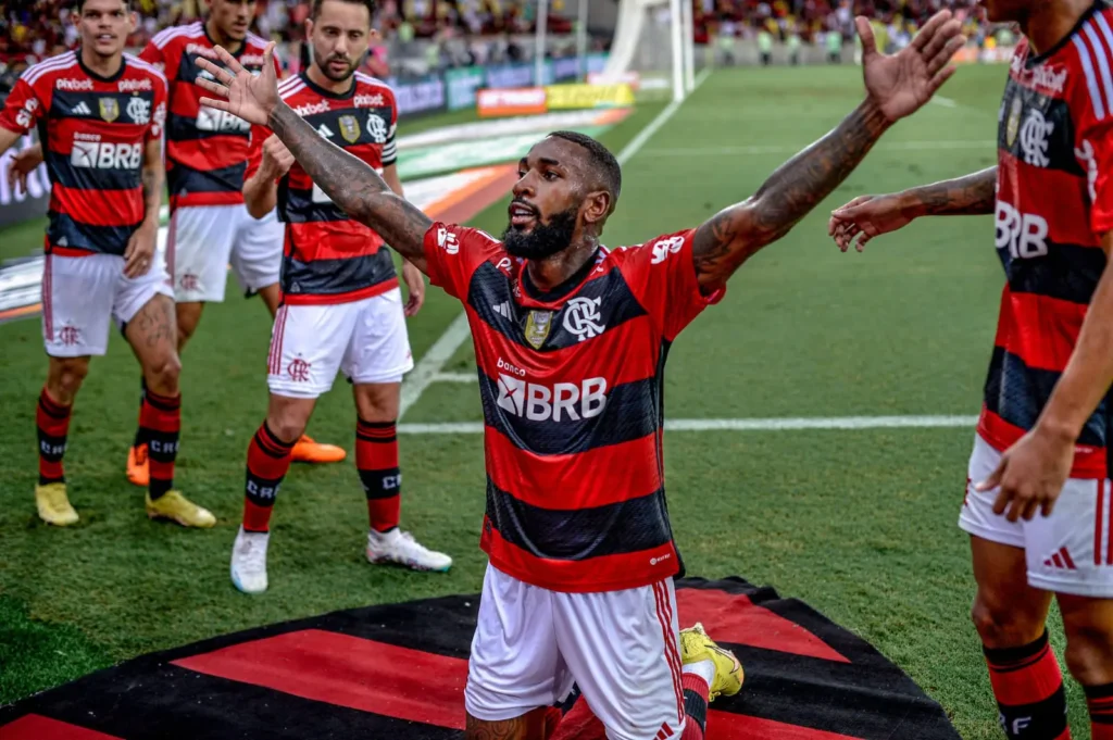 Gerson foi um dos jogadores que contribuiu para a festa das organizadas do Flamengo na final da Copa do Brasil
