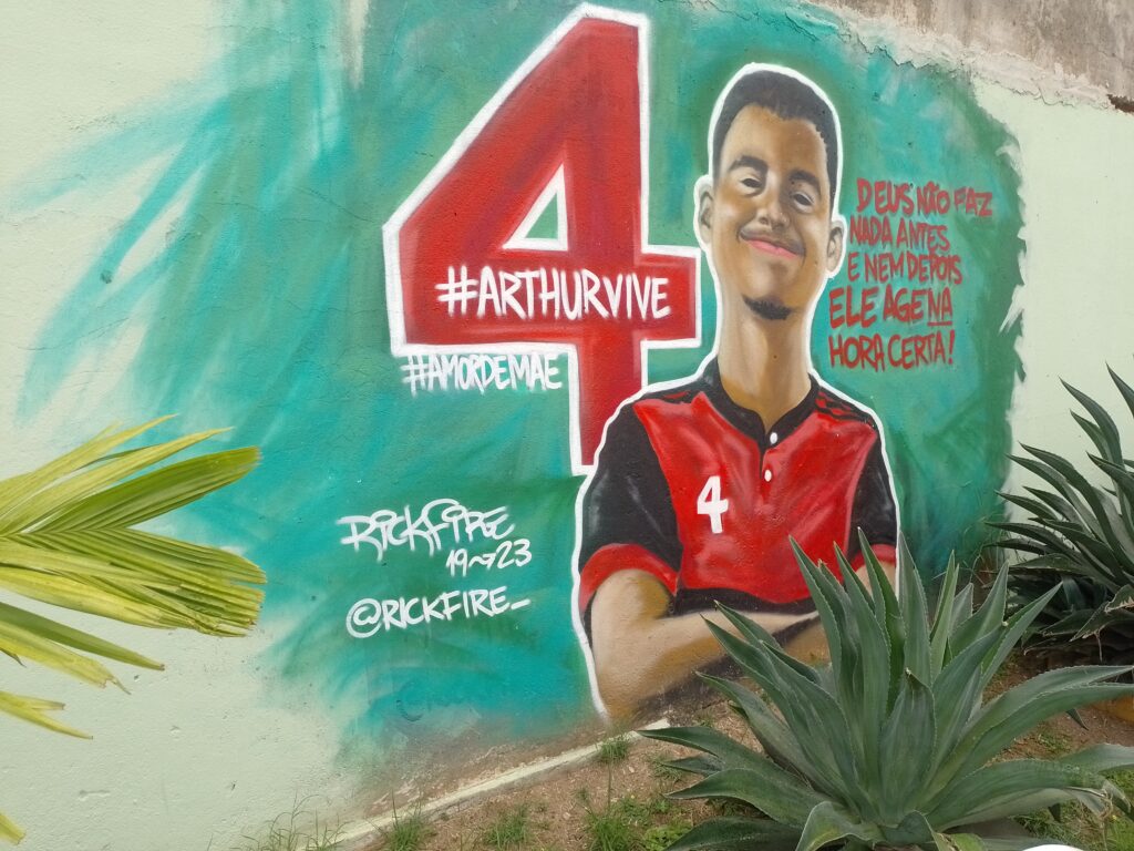 Homenagem a Arthur Vinícius em muro em frente a Escola Municipal Espírito Santo, em Volta Redonda