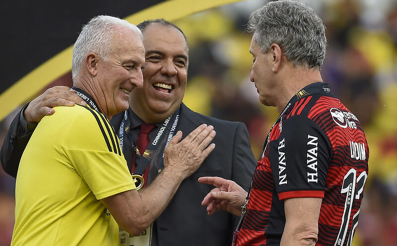 Dorival Júnior ao lado de Marcos Braz e Rodolfo Landim; comentarista critica diretoria do Flamengo
