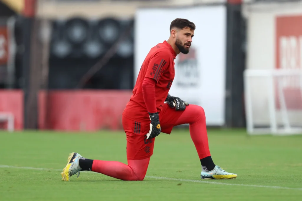 Matheus Cunha em treino do Flamengo; jogador participou de atividade antes de enfrentar Athletico-PR; Arrascaeta trabalha no campo