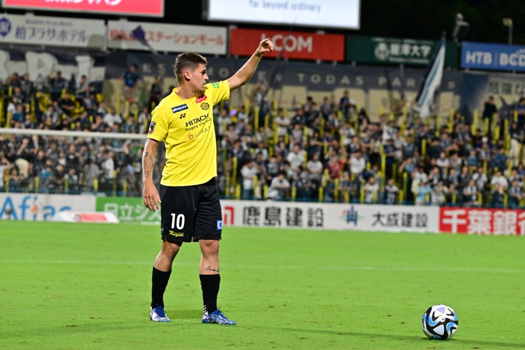 Matheus Sávio, ex-Flamengo, em campo pelo Kashiwa Reysol