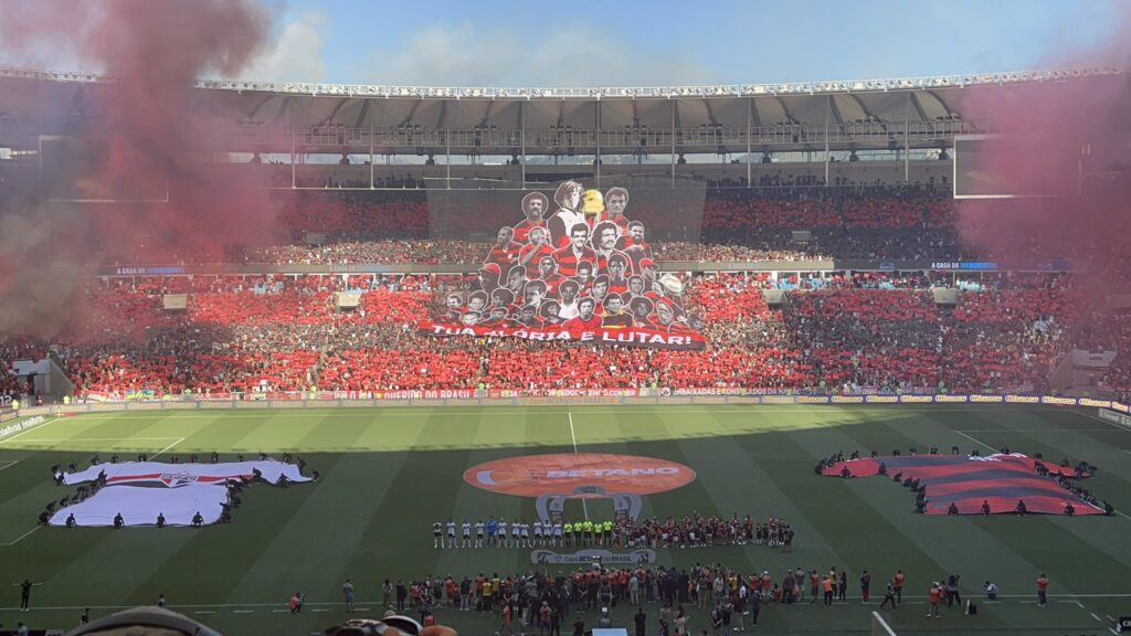 Moisaco da torcida fo Flamengo no Maracanã durante entradas dos times na final da Copa do Brasil