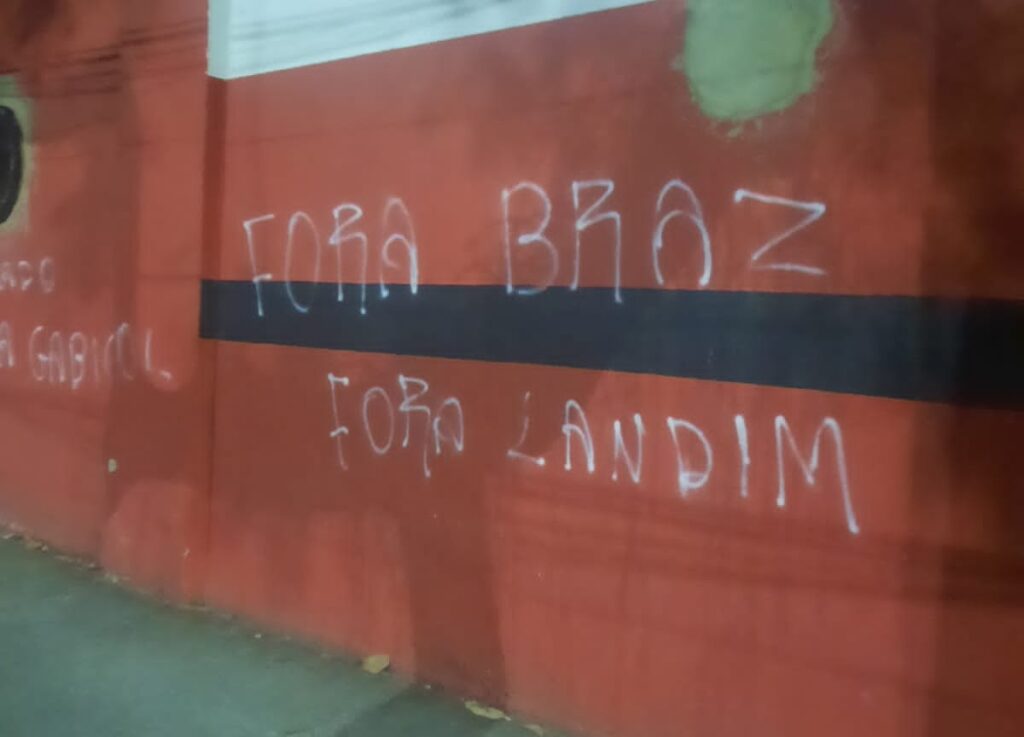Muros da Gávea com pichações após vice do Flamengo na Copa do Brasil