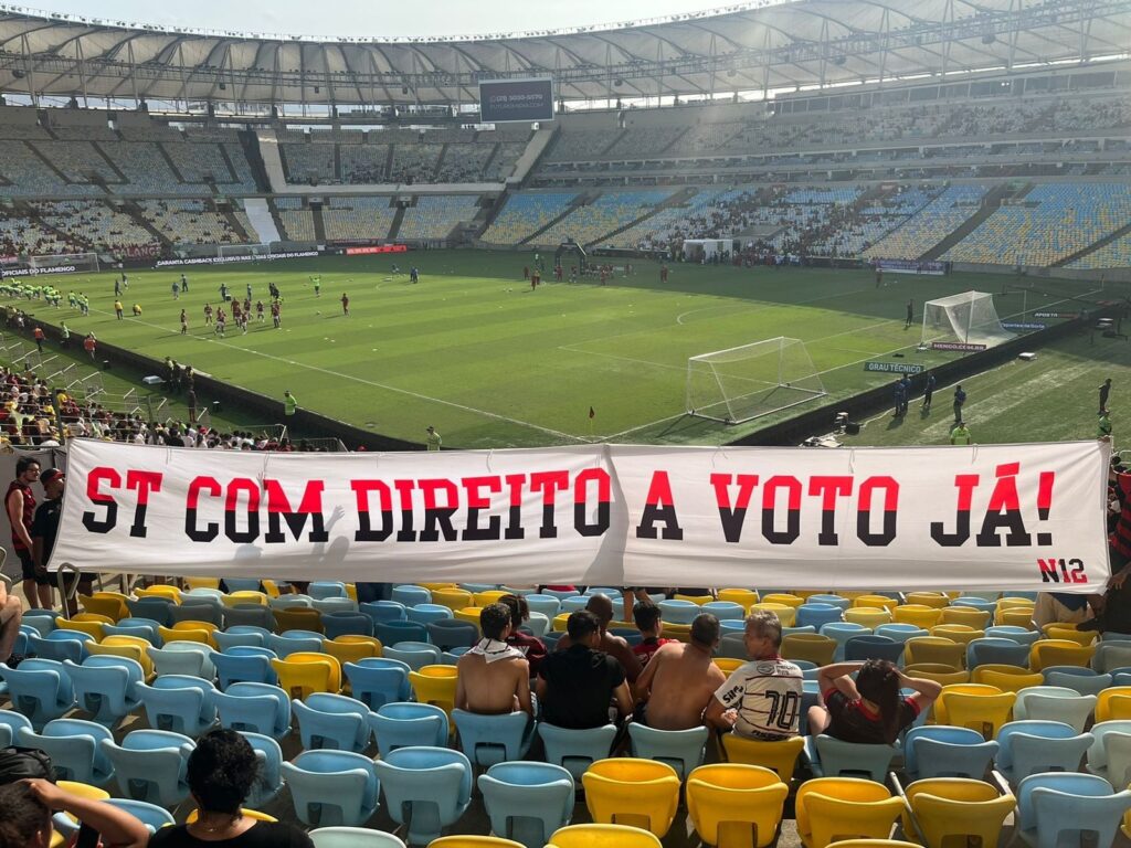 Nação 12 publica foto de faixa que pede direito a voto para ST no Flamengo