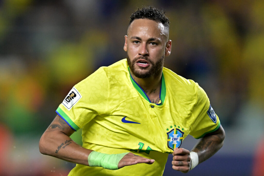 Neymar comemora gol pela Seleção Brasileira; jornalista aponta que Zico e Pelé estão à frente do camisa 10 com a camisa do Brasil