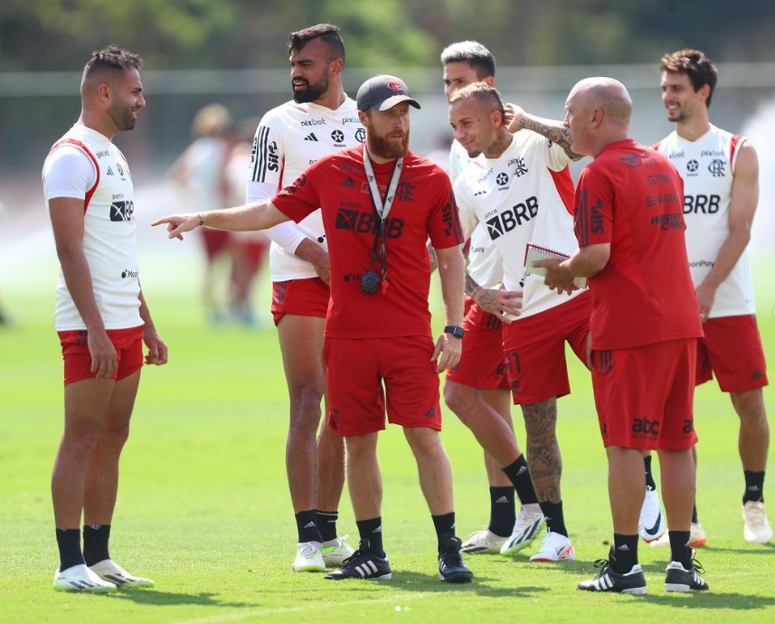 Nicolas Maidana orienta jogadores em treino do Flamengo; preparador físico deixará o clube junto com o técnico Jorge Sampaoli