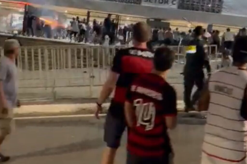 Antes da derrota do Flamengo para o Athletico se concretizar, torcedores tentaram invadir o Kleber Andrade e foram recebidos pela Polícia