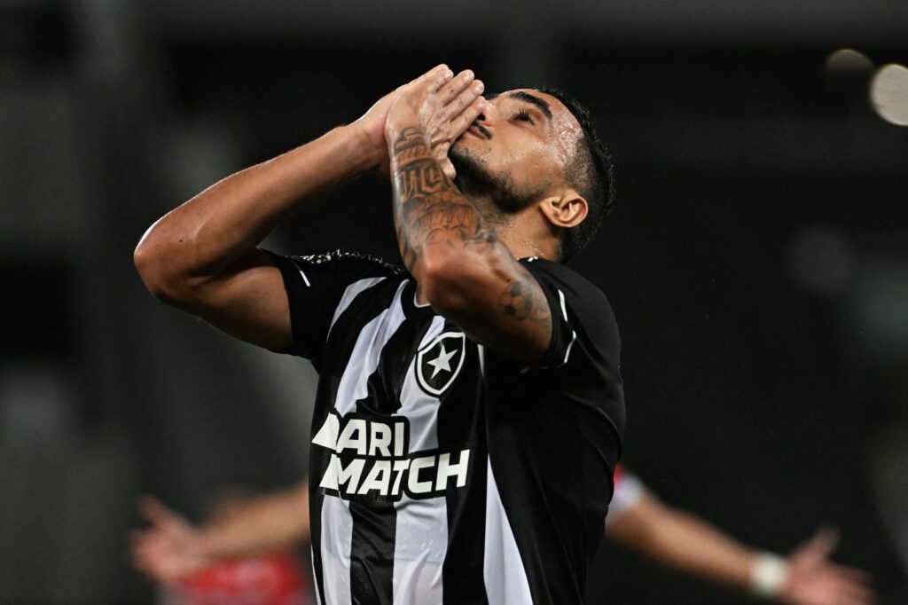 Parado por lesão, Rafael, do Botafogo, fez insinuações graves contra o Flamengo, CBF e arbitragem