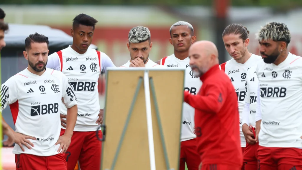 Jorge Sampaoli dá instruções para time do Flamengo; Gabigol, Filipe Luís e Rodrigo Caio falaram sobre passagem do treinador