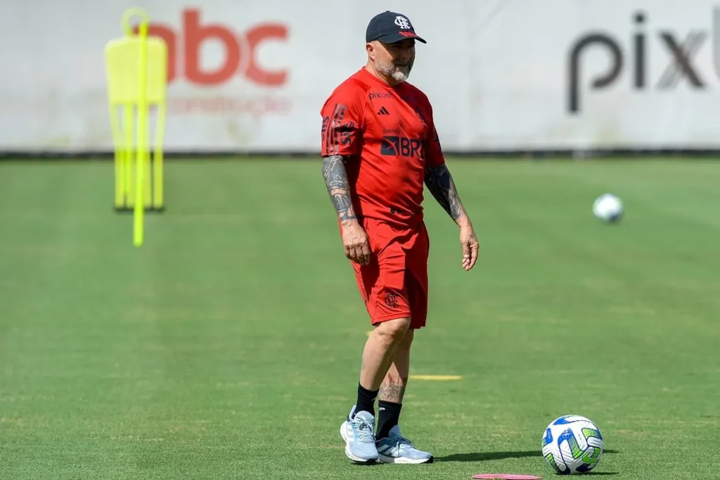 Sampaoli em treino do Flamengo enquanto vive incerteza sobre demissão; diretoria negocia com Tite