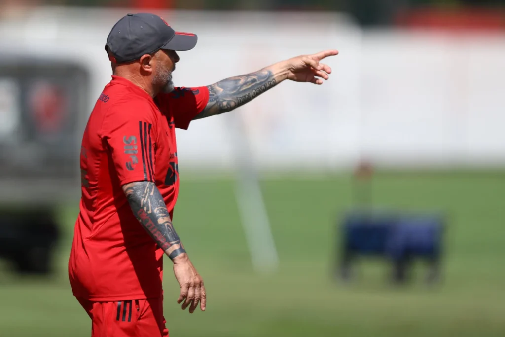 Diretoria não conversa com Sampaoli, e treinador argentino comanda terceiro treino no Ninho do Urubu enquanto Flamengo se acerta com Tite