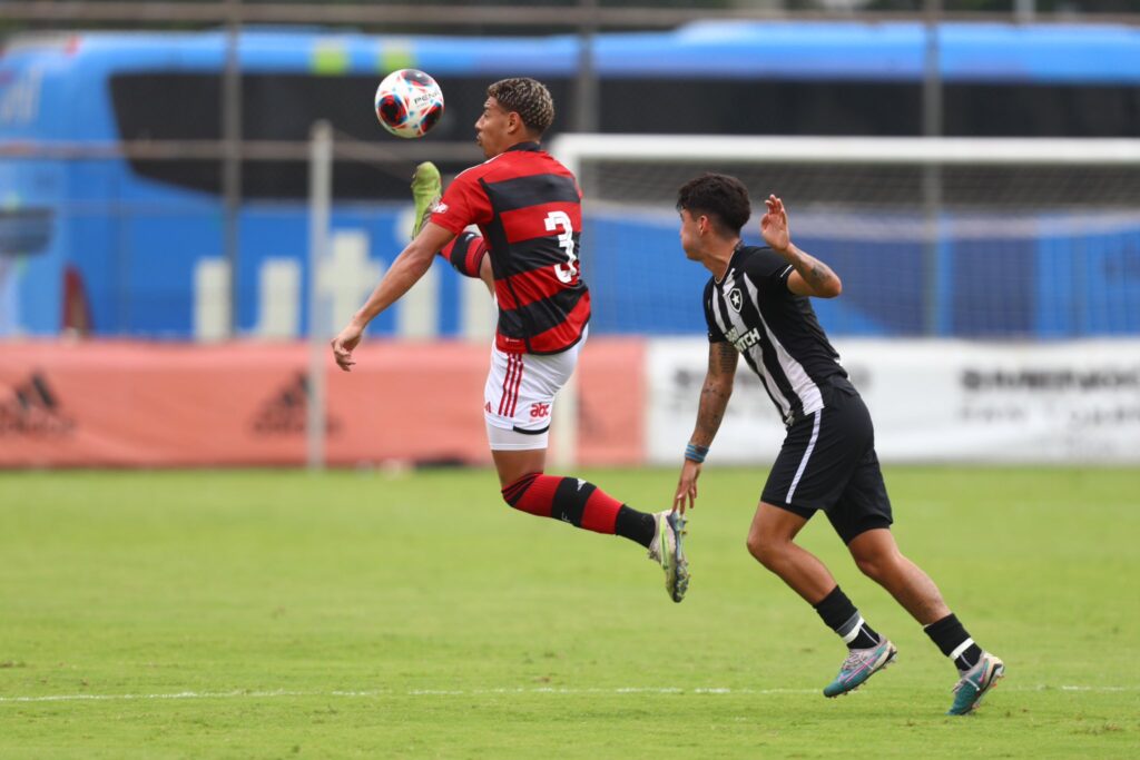 Jogadores de Flamengo e Botafogo disputam bola pelo alto; Mengão foi eliminado da Copa Rio/OPG após perder clássico nos penaltis