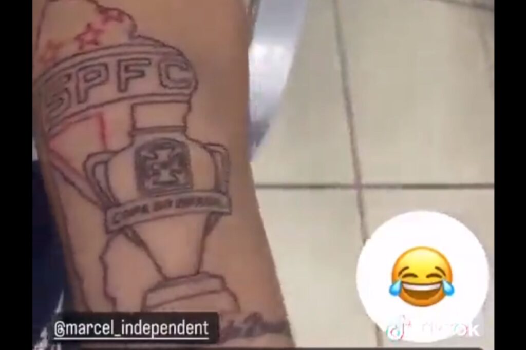 Torcedor surpreende internet ao aparecer com tatuagem de São Paulo campeão da Copa do Brasil contra o Flamengo