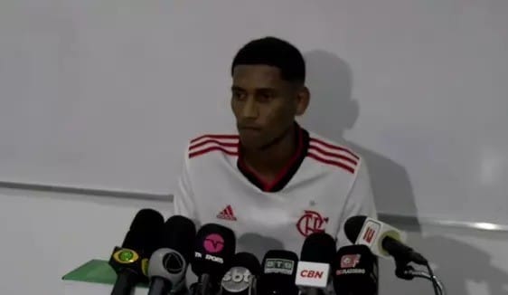 Torcedor do Flamengo que foi agredido por Marcos Braz dá coletiva