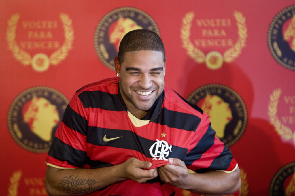 Andrade posta foto com Adriano Imperador e expõe: 'Muitas vezes me odiou'. Ambos trabalharam no Flamengo em 2009, no hexa brasileiro