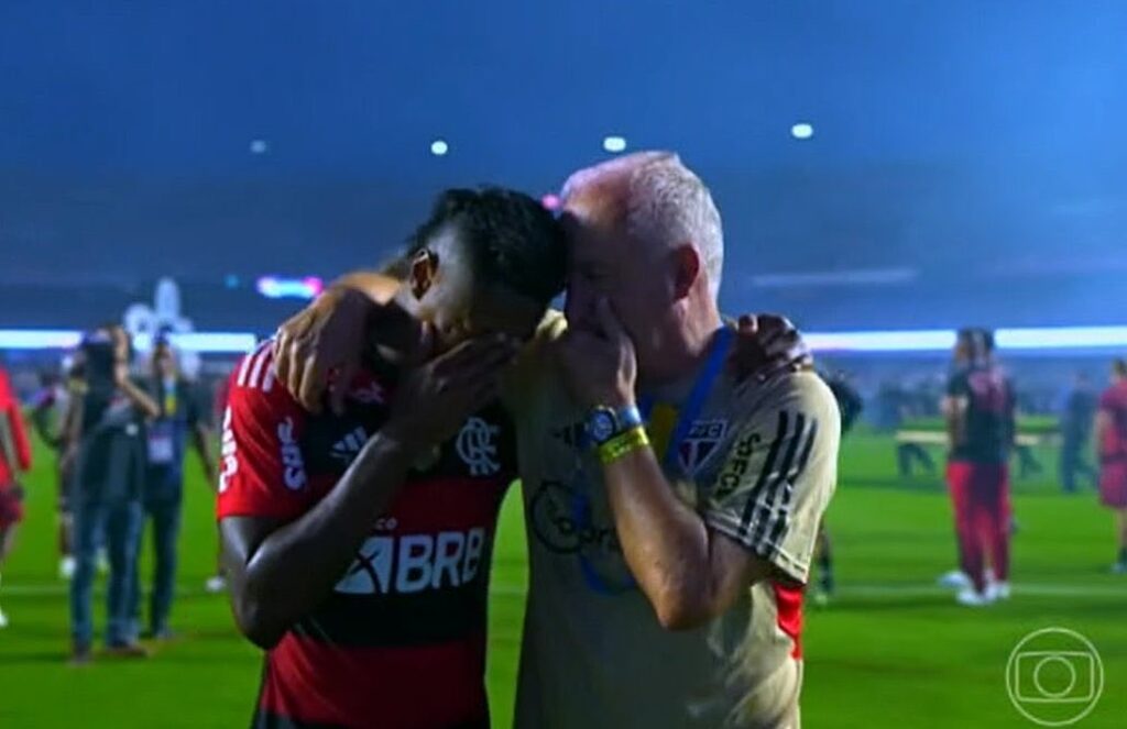Bruno Henrique chora após perda de título e é consolado por Dorival