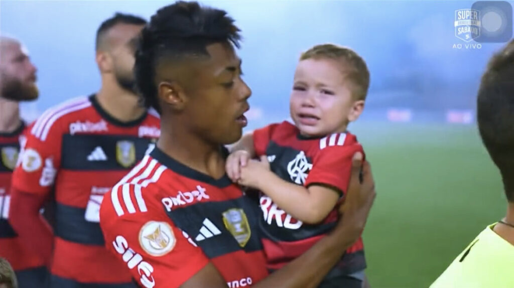 ‘Acabou, acabou’: especialista faz leitura labial de Bruno Henrique com criança chorando