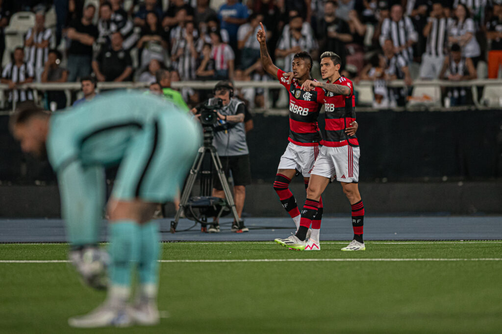 Vitória do Flamengo reduz chances matemáticas de título do Botafogo