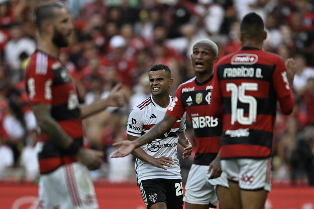 Alisson quer título em cima do Flamengo para coroar ano do São Paulo