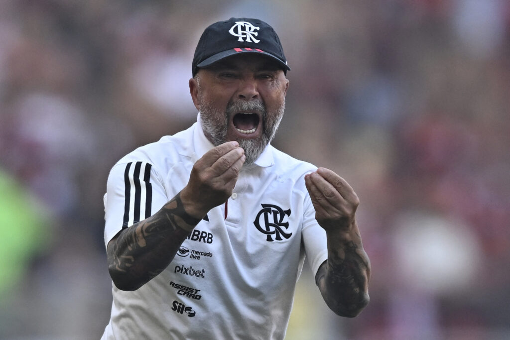 Sampaoli em jogo do Flamengo; Gabigol, Filipe Luís e Rodrigo Caio comentaram passagem do treinador