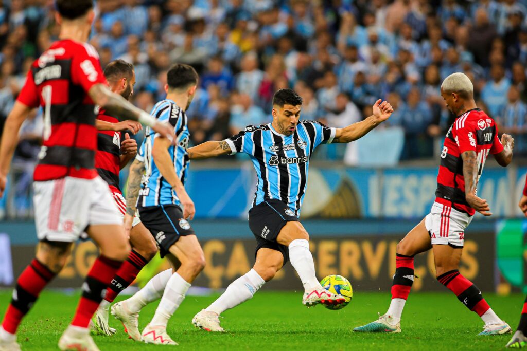 Em entrevista para ESPN, Suárez elegeu zagueiro do Flamengo como mais difícil de enfrentar. Atacante do Grêmio não marcou contra o Mengão
