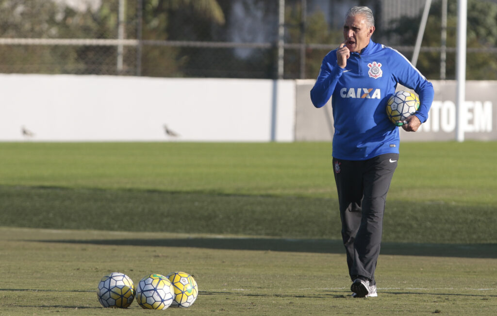 Tite, favorito para ser novo técnico do Flamengo, em treino do Corinthians; analista desvenda como jogavam os times do treinador