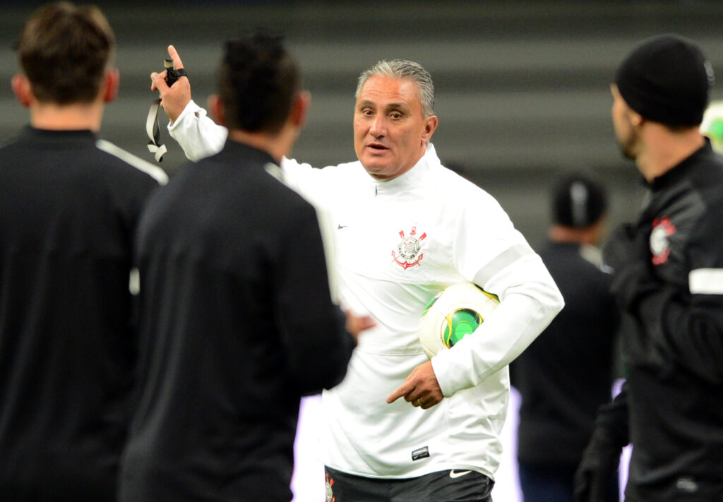 Ex-presidente do Corinthians tenta convencer Tite, mas treinador recusa e foca no Flamengo