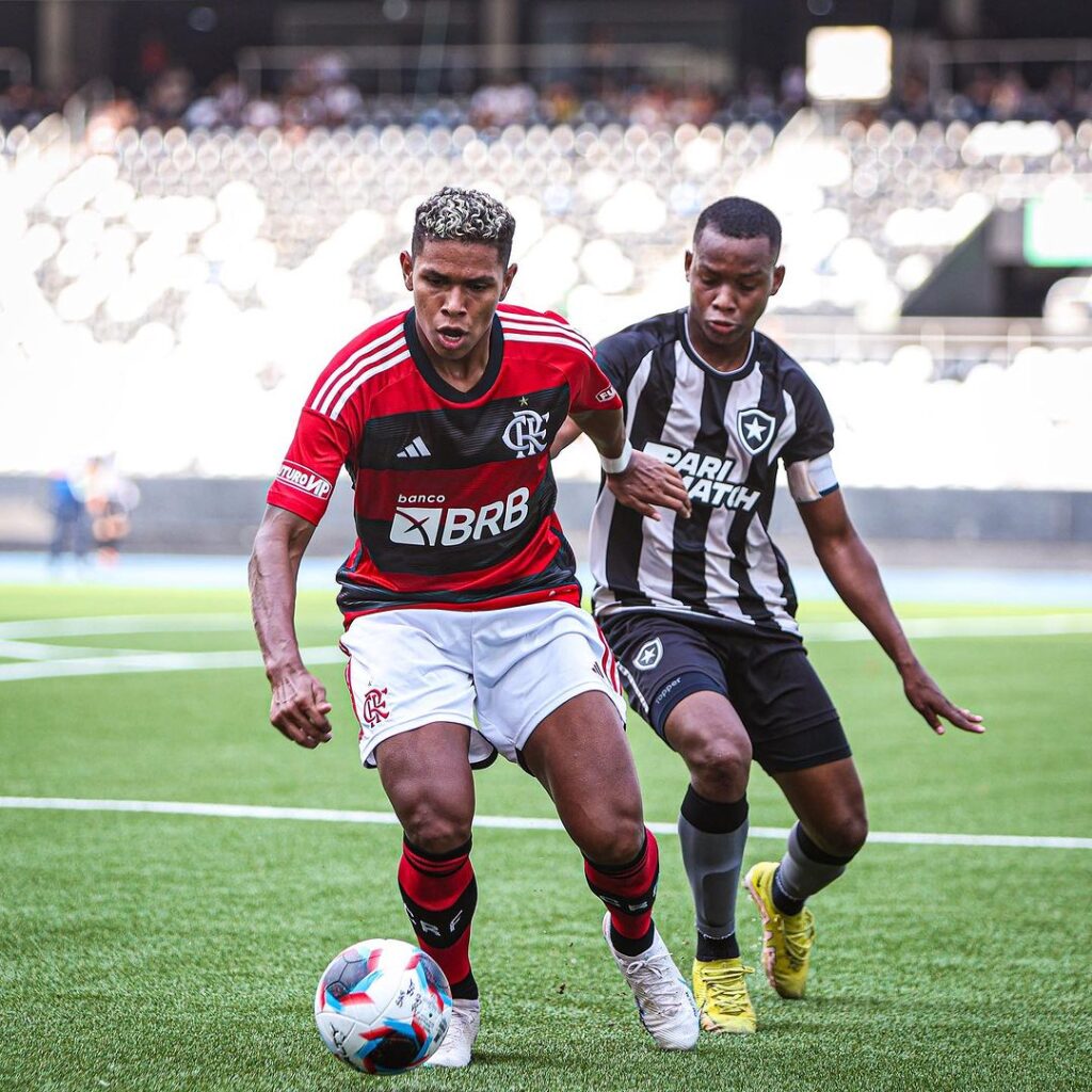 Flamengo domina Botafogo no tapetinho, mas é prejudicado pela arbitragem nas quartas da Copa Rio Sub-20