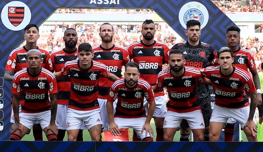 RIO DE JANEIRO, BRASIL - 30 DE SETEMBRO: Jogadores do Flamengo posam para uma foto antes da partida entre Flamengo e Bahia no Brasileirão 2023 no Estádio do Maracanã em 30 de setembro de 2023 no Rio de Janeiro, Brasil.