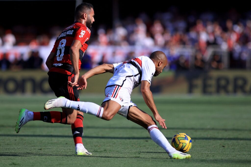 Thiago Maia disputa bola com Lucas Moura; Flamengo de Jorge Sampaoli perde Copa do Brasil para São Paulo de Dorival Júnior