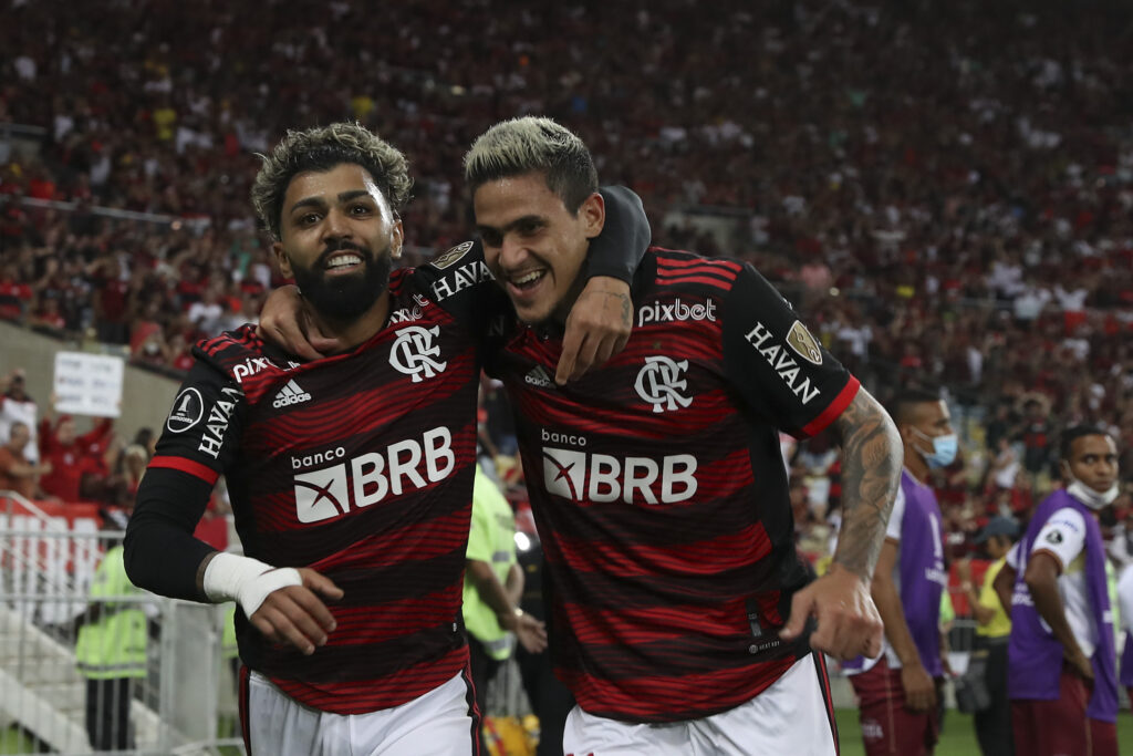 Pedro e Gabigol abraçados em jogo do Flamengo; times de São Paulo sonham com ídolos rubro-negros