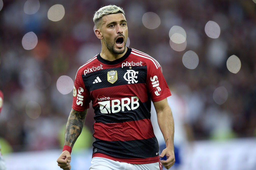 Arrascaeta comemora gol pelo Flamengo; renovação de Everton Ribeiro,