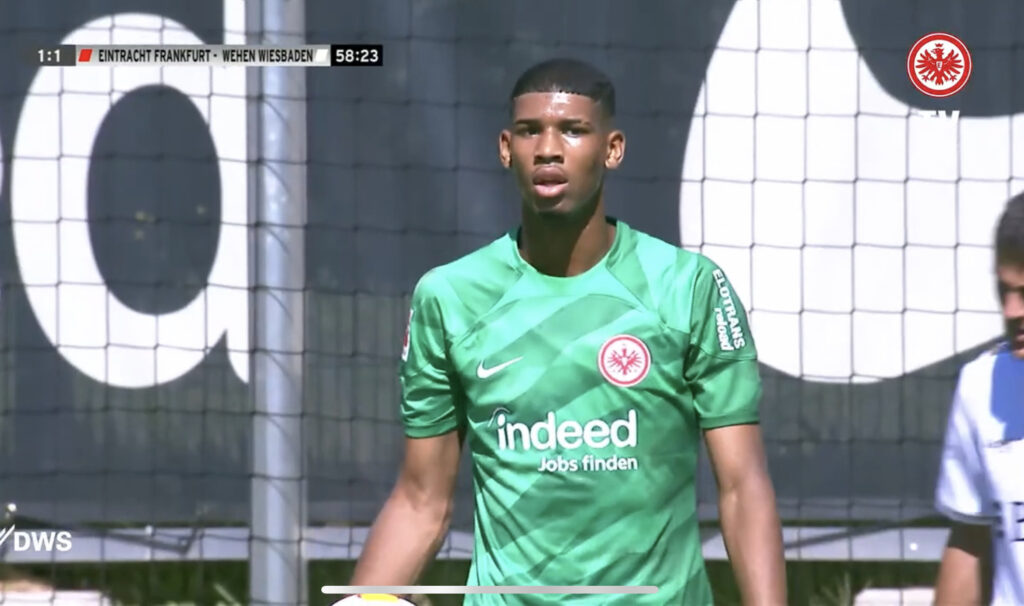 Kauã Santos faz belas defesas em estreia pelo Eintracht Frankfurt