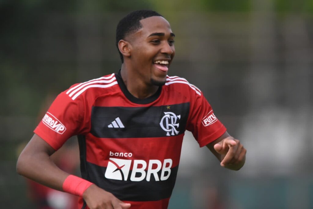 Lorran marca na base e Flamengo avança para semifinal com goleada