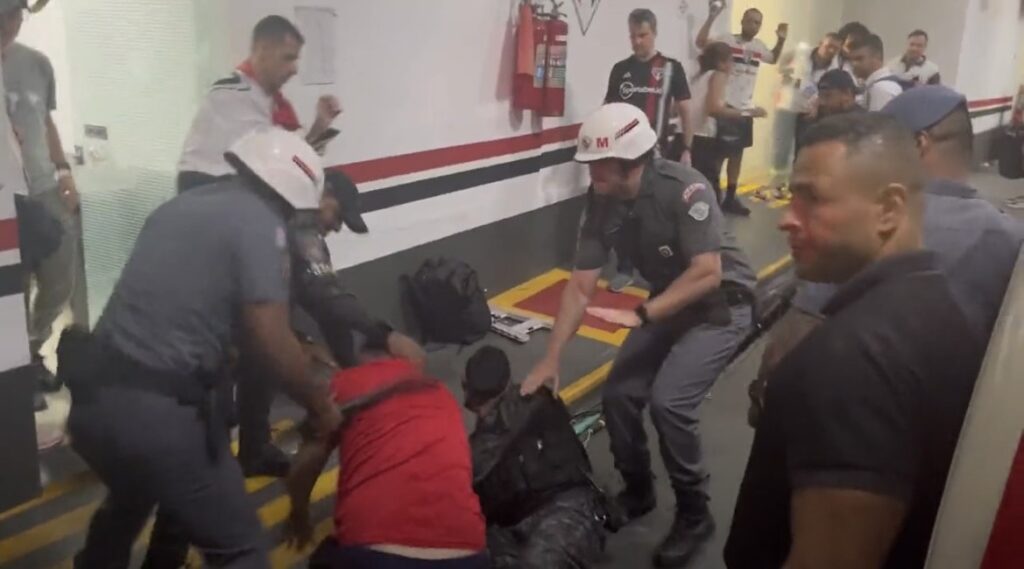 Torcedor do São Paulo é espancado por policiais no Morumbi; confusão atrasa saída do Flamengo