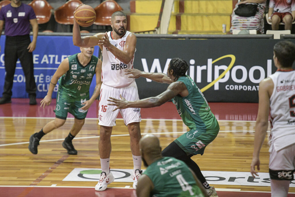 Flamengo estreia novo time de basquete em Carioca capenga