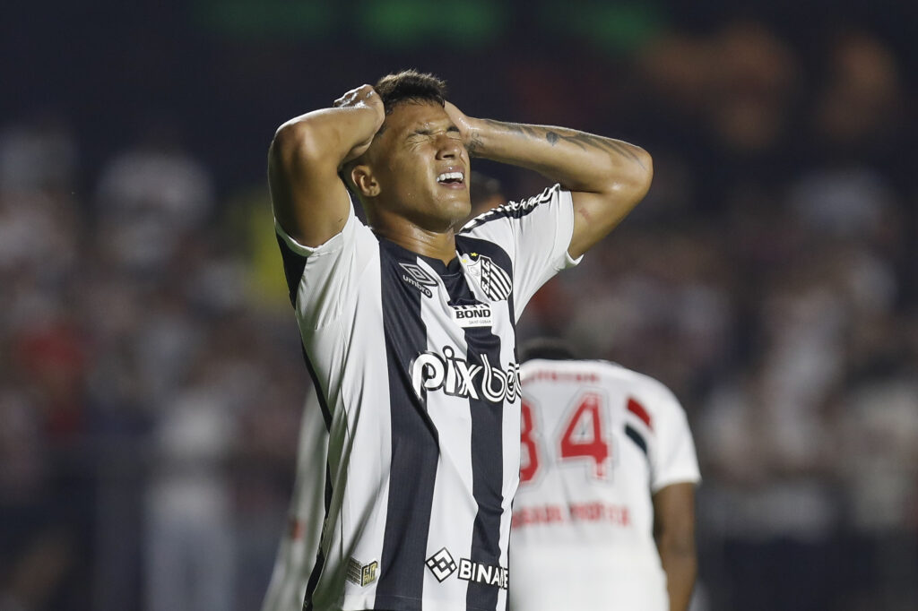 Marcos Leonardo lamenta gol perdido pelo Santos; desfalque contra o Flamengo, Camisa 9 é fundamental no aproveitamento do time na temporada